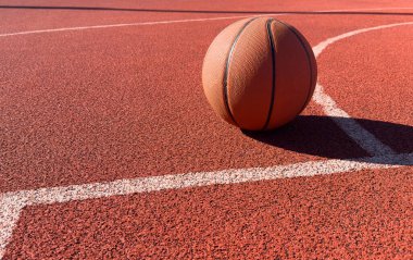 Sepet topu yere düştü. Yüksek kalite fotoğraf