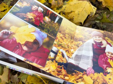 Yaprakların arka planında fotoğraf, fotobook 'a yakın çekim, aile fotoğrafı albümü. Yüksek kalite fotoğraf