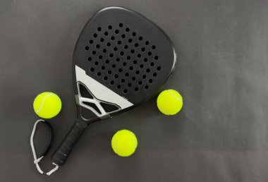 Padel raketi. Kopya alanı olan bir arkaplan. Spor sahası ve toplar. Sosyal medya şablonu. Padel etkinlikleri için promosyon. Yüksek kalite fotoğraf