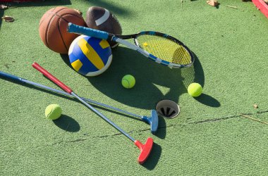 Amerikan futbolu, futbol topu, tenis raketi, tenis topu ve basketbol da dahil olmak üzere çeşitli spor malzemeleri. Yüksek kalite fotoğraf
