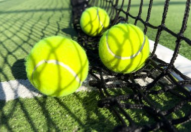  Raket tenis kortunun yanında raket tenis topları. Yüksek kalite fotoğraf