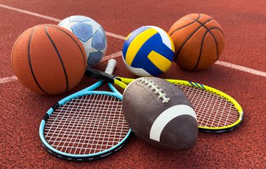 Sahada spor malzemeleri, toplar, raketler. Yüksek kalite fotoğraf