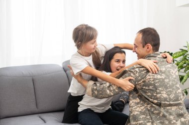 Askeriyenin babası ve iki kızı evde. Yüksek kalite fotoğraf