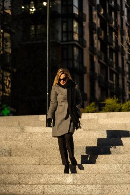 Paltolu, atkılı ve siyah gözlüklü güzel bir kız. Yüksek kalite fotoğraf