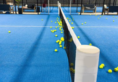 Mavi sert kortta sarı tenis topu ve siyah ağ. Yüksek kalite fotoğraf