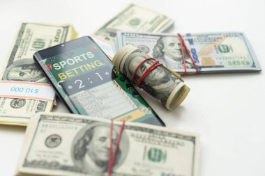 Spor bahisleri online afiş konsepti. Uygulama çevrimiçi futbol bahsi. Cep telefonu ekranda futbol sahası önünde de gerçekçi futbol topu. Çizim. Yüksek kalite fotoğraf