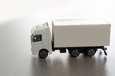 Beyaz kargo kamyonu minyatürü kesme yolu olan beyaz arka planda izole edilmiş. Yüksek kalite fotoğraf