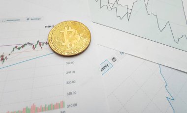 İş adamları para değiştirirler. Başarılı bir anlaşma yaparlar. Silah zenginliği kavramında para tutarlar. Yüksek kalite fotoğraf