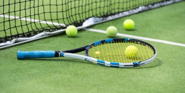 Tenis raketi ve top tenis kortunda. Yüksek kalite fotoğraf