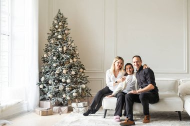 Noel 'i kutlayan aile, hediyeleri değiş tokuş eden. Yüksek kalite fotoğraf