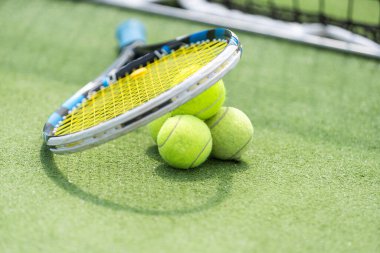 Tenis raketi ve top tenis kortunda. Yüksek kalite fotoğraf