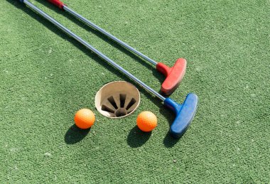 Golf sopası ve top yeşil çimlere yakın. Yüksek kalite fotoğraf