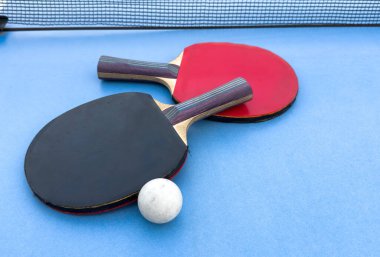 Mavi masada pinpon oynamak için tenis raketleri, masa tenisi konsepti, aktif spor. Yüksek kalite fotoğraf