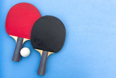 Masa tenisi ya da masa tenisi raketi ve toplar mavi bir masada. Yüksek kalite fotoğraf
