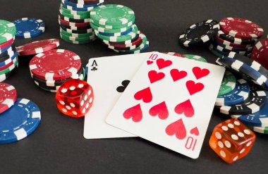 Poker kartları ve karanlık arka planda kumar fişleri. Yüksek kalite fotoğraf