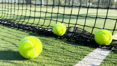  Raket tenis kortunun yanında raket tenis topları. Yüksek kalite fotoğraf