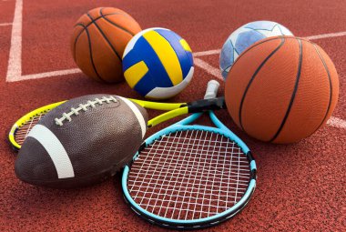 Amerikan futbolu, futbol topu, tenis raketi, tenis topu ve basketbol da dahil olmak üzere çeşitli spor malzemeleri. Yüksek kalite fotoğraf