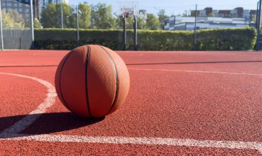 Okulun oyun bahçesinde güneşin altında basketbol oynamak. Yüksek kalite fotoğraf