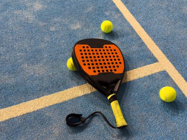  Padel raket ve sarı toplar kalenin yakınına kondu. Yüksek kalite fotoğraf