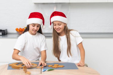 Çocuklar Noel kurabiyeleri pişirme ve süsleme konusunda uzman. Yüksek kalite fotoğraf