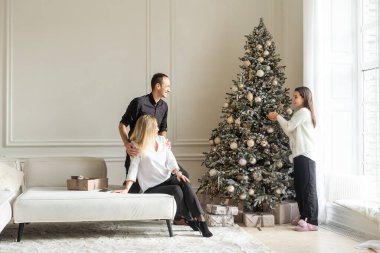 Noel 'i kutlayan aile, hediyeleri değiş tokuş eden. Yüksek kalite fotoğraf