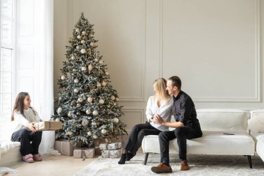 Noel 'i kutlayan aile, hediyeleri değiş tokuş eden. Yüksek kalite fotoğraf