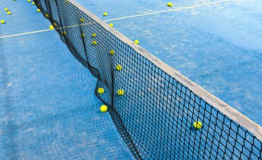 Mavi raket tenis kortu ağı yaklaşıyor. Yüksek kalite fotoğraf