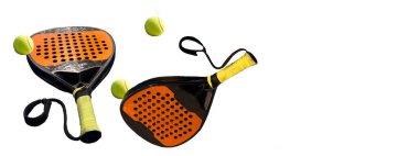 Beyaz raket, tenis raketi, toplar ve spor eşyalarıyla izole edilmiş. Yüksek kalite fotoğraf