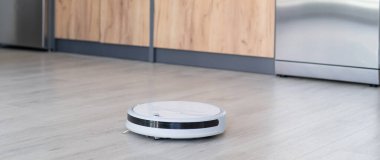 Yerde robotik süpürge var..