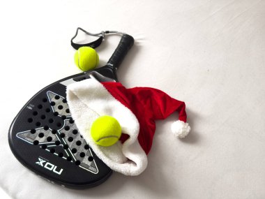 Ukrayna Kyiv, 30 Ekim 2024 padel raket nox ve Noel Baba şapkası. Yüksek kalite fotoğraf