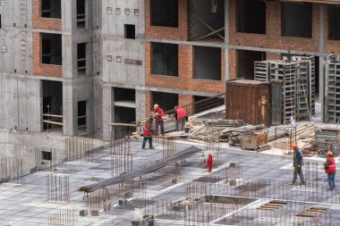 İnşaat işçileri inşaat makinesinde çalışıyor. Binalarda yükseklerde çalışan işçiler için hava platformu. - Evet. Yüksek kalite fotoğraf