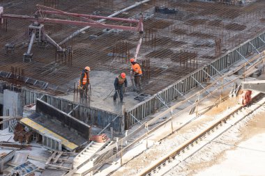 İnşaat işçileri inşaat makinesinde çalışıyor. Binalarda yükseklerde çalışan işçiler için hava platformu. - Evet. Yüksek kalite fotoğraf