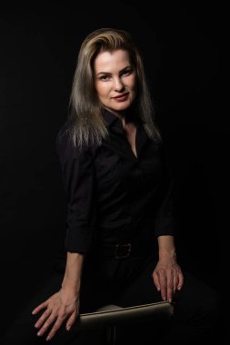 güzel kadın model siyah arka plan üzerine portresi