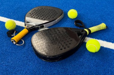 Padel tenis raketi, tenis kortu ve topları. Yüksek kalite fotoğraf