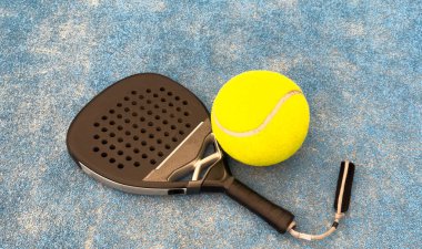 Padel tenis raketi. Kopya alanı olan bir arkaplan. Spor sahası ve toplar. Yüksek kalite fotoğraf