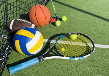 Amerikan futbolu, futbol topu, tenis raketi, tenis topu ve basketbol da dahil olmak üzere çeşitli spor malzemeleri. Yüksek kalite fotoğraf