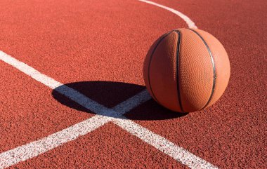 Sepet topu yere düştü. Yüksek kalite fotoğraf