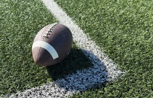 Pro American Football on the Field Close Up with Yard Çizgileri Ötesinde. Yüksek kalite fotoğraf