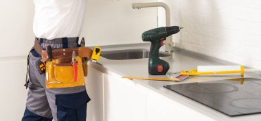 Adam mutfağa çadır kuruyor. Fırının üstüne bir indüksiyon hob yerleştirin. Teknik normlar ve standartlara uygun şekilde çalışmak. Onarım hizmeti hızlı ve kaliteli.