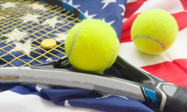 Tenis turnuvası: raket, toplar ve Amerikan bayrağı, spor ve yarışma konsepti. Yüksek kalite fotoğraf