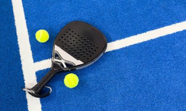 Tenis raketleri ve toplar sahada. Yüksek kalite fotoğraf