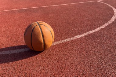 Halka açık bir sahada basketbol topu. Yüksek kalite fotoğraf