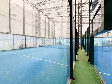  Mavi kortlu yüzgeçli tenis kortu. Yüksek kalite fotoğraf