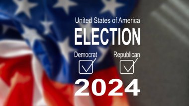 2024 Başkanlık Seçimi El Sallayan Amerikan Bayrağı Üzerine Yazıldı. Yüksek kalite fotoğraf