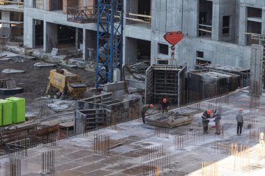 İnşaat alanı, işçiler ve vinçler. Mimarlık, İnşaat, İş Endüstrisi, Zorluk, Şehir, İnşaat, Şirket, Crane, Geliştirme, Çevre Sorunları, Gelecek, Küresel. Yüksek kalite fotoğraf