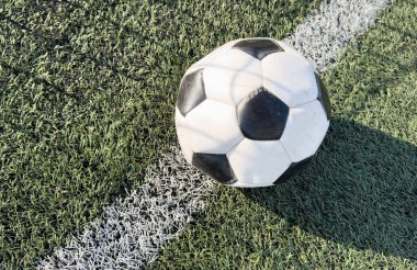 Yeşil sahada futbolun en üst görüntüsü, çimlerin üzerinde futbol topu. Yüksek kalite fotoğraf