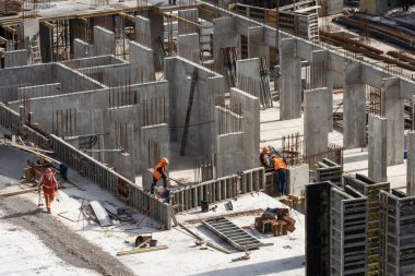 Bodrum merdivenlerinin betonlaşması sırasında inşaat alanının en üst görüntüsü. Yüksek kalite fotoğraf