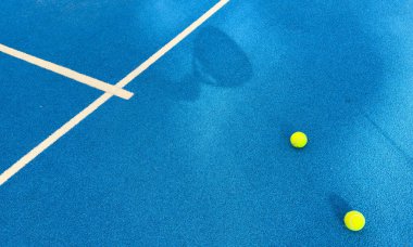 Mavi raket tenis kortu ağı yaklaşıyor. Yüksek kalite fotoğraf