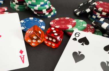  Kırmızı zarlar, kartlar ve poker fişleri, siyah arka planda. Yüksek kalite fotoğraf