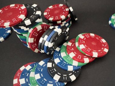 Siyah kumarhane masasında farklı renkte poker fişleri, maç üstüne kazanç. Tehlike oyunu kavramı. Yüksek kalite fotoğraf